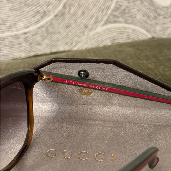 LIKE NEW! Never worn Gucci sunglasses with case. - Picture 3 of 4